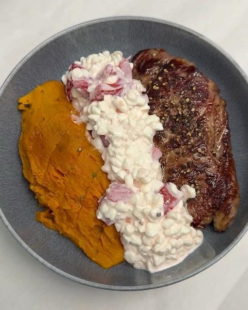 Sirloin steak with cottage cheese and roasted sweet potato in a BoxChef bowl